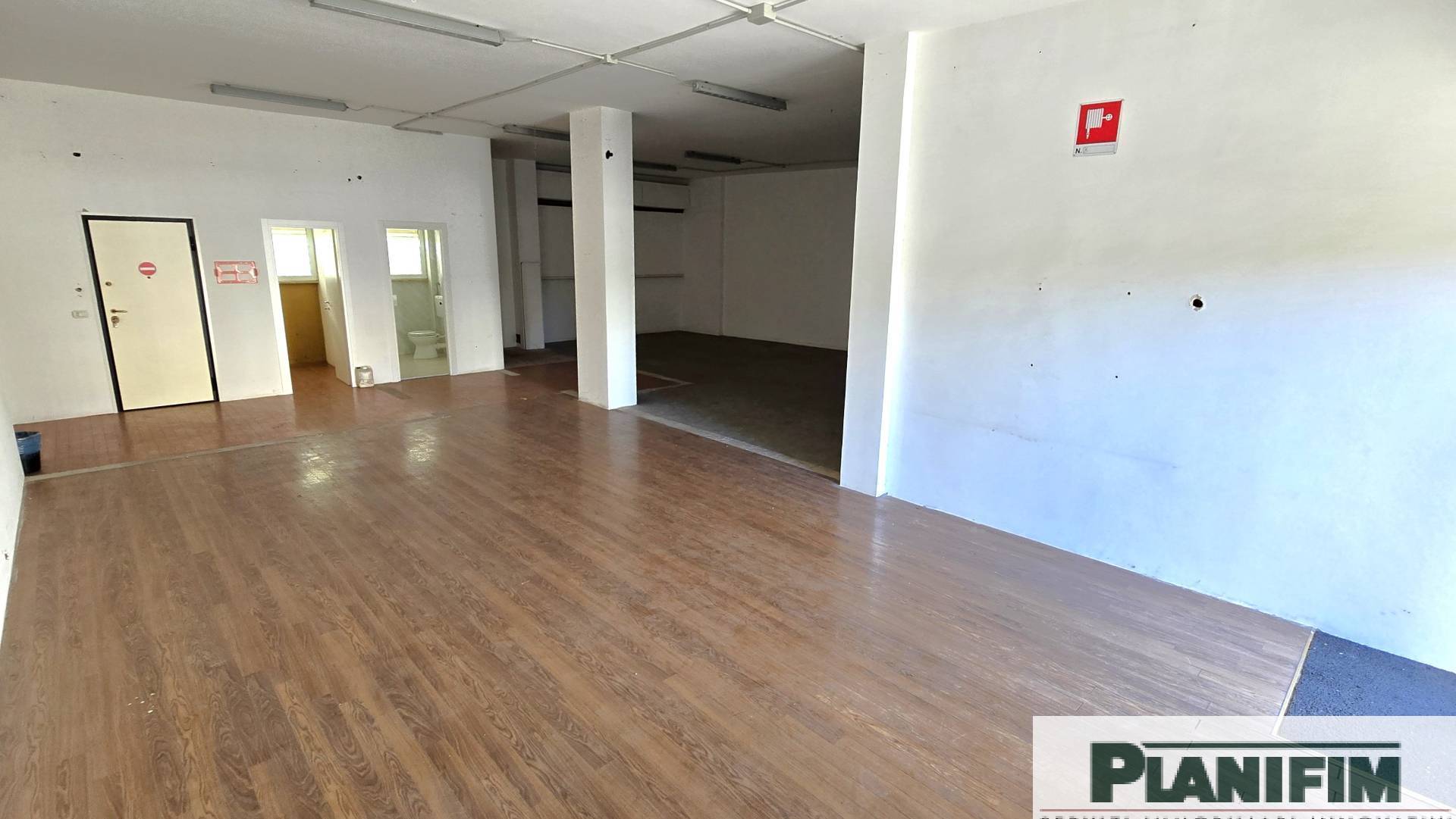 Locale commerciale in vendita a Bari, S. Pasquale