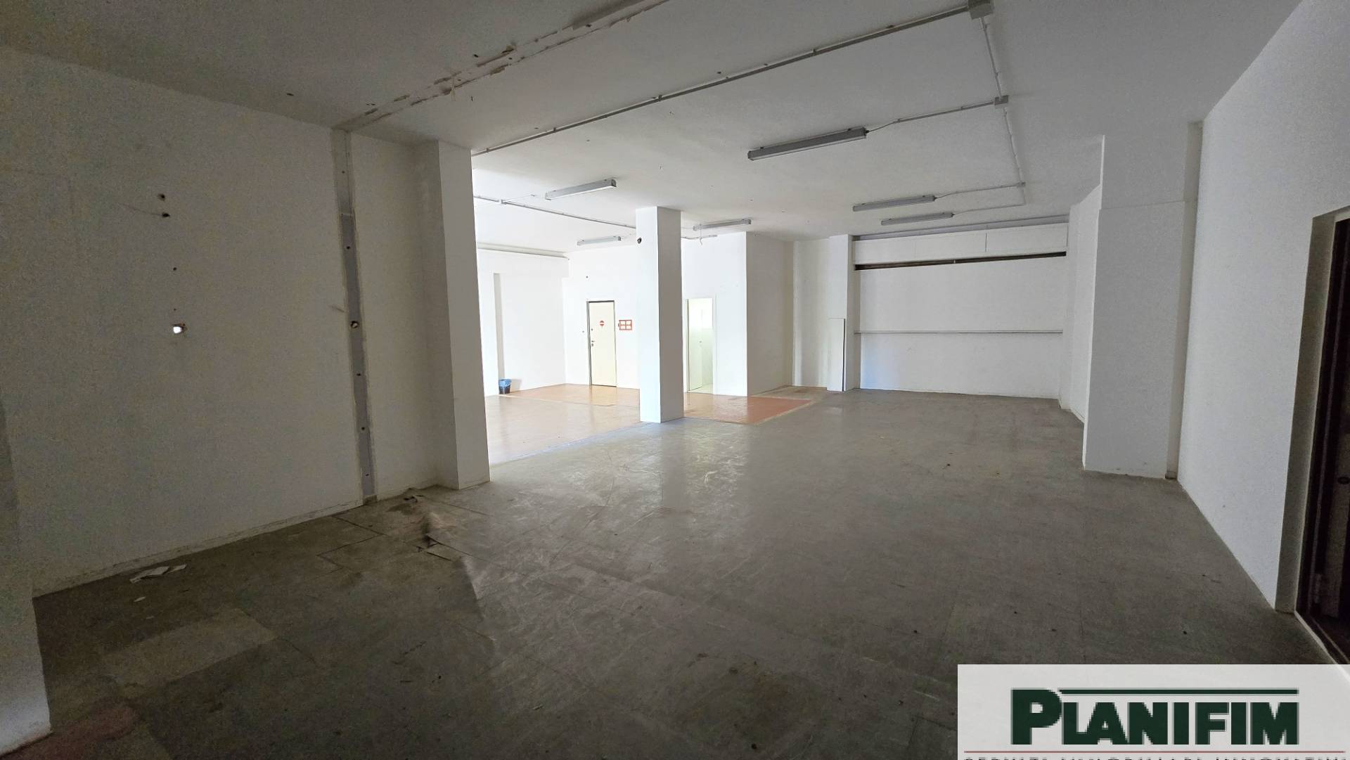 Locale commerciale in vendita a Bari, S. Pasquale