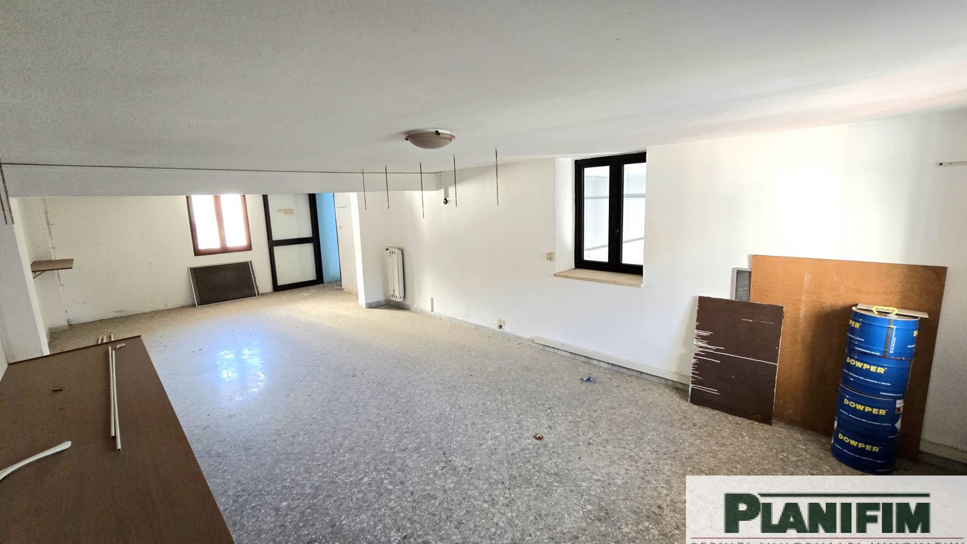 Locale commerciale in affitto a Capurso