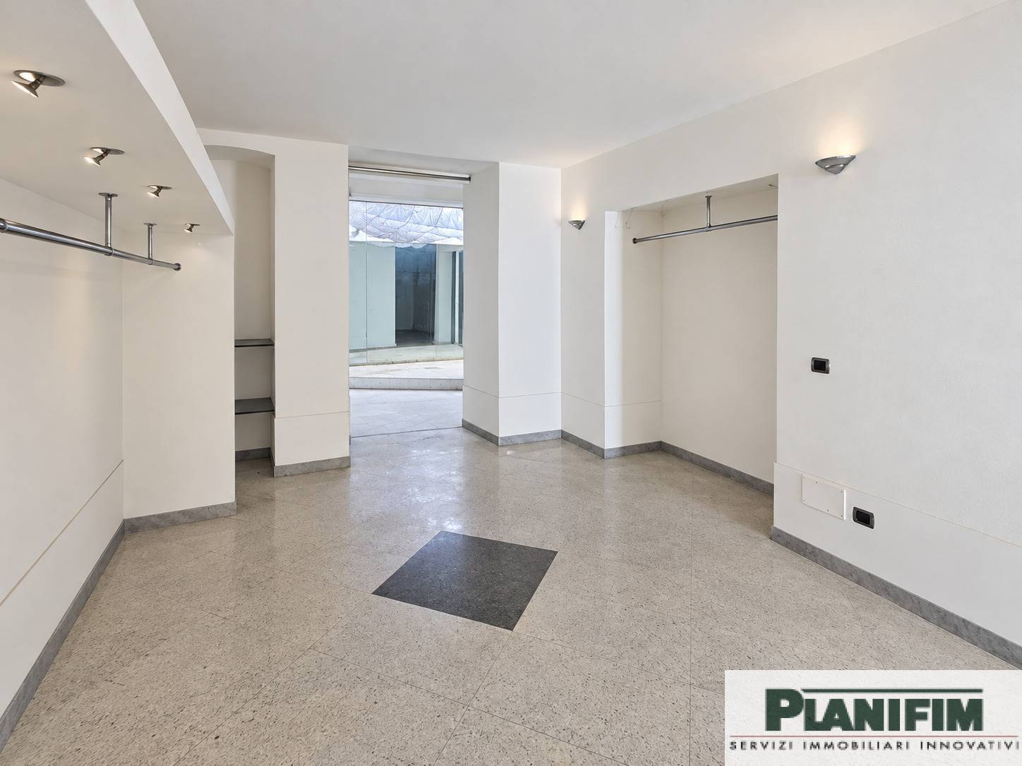 Locale commerciale in vendita a Bari