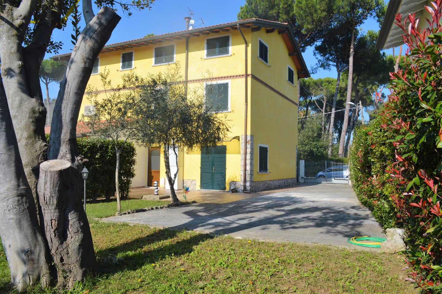 Villa Bifamiliare con giardino, Pietrasanta marina di
