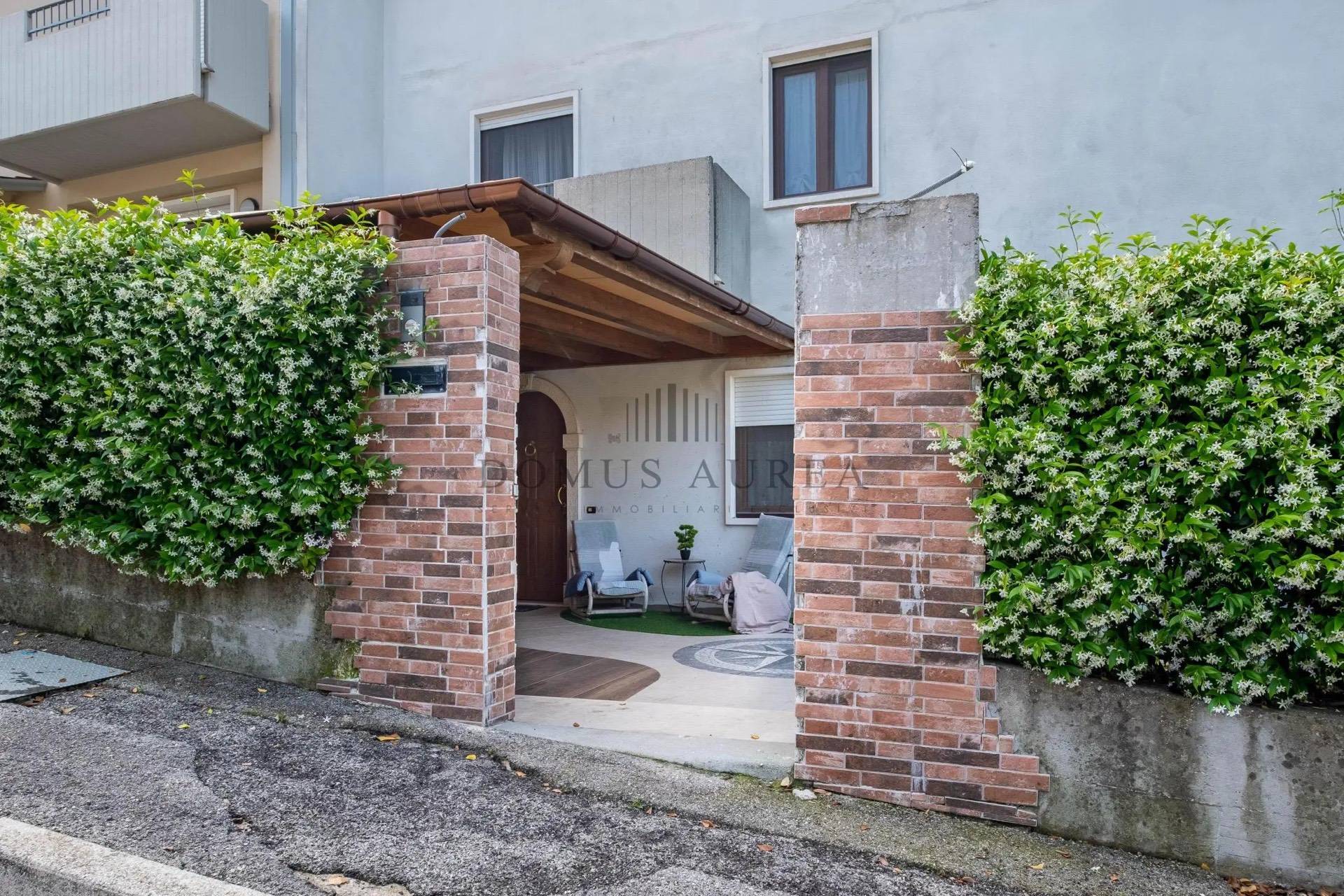 Casa indipendente con terrazzo a San Giovanni Ilarione