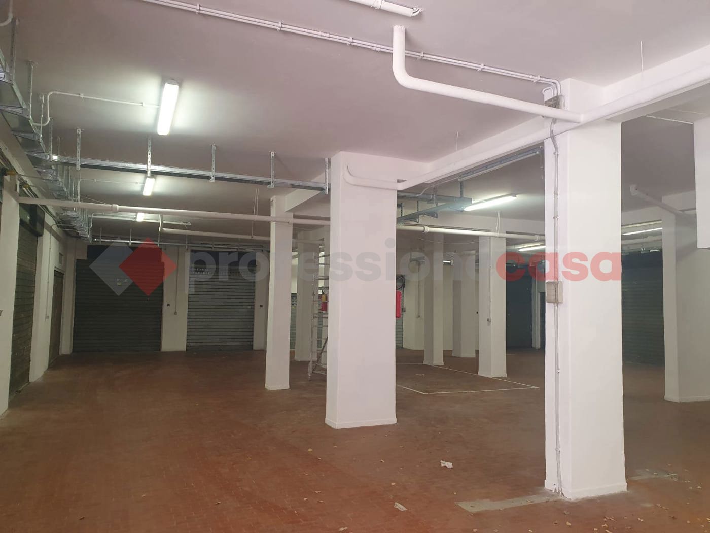 Box/Garage 44mq in vendita a Roma