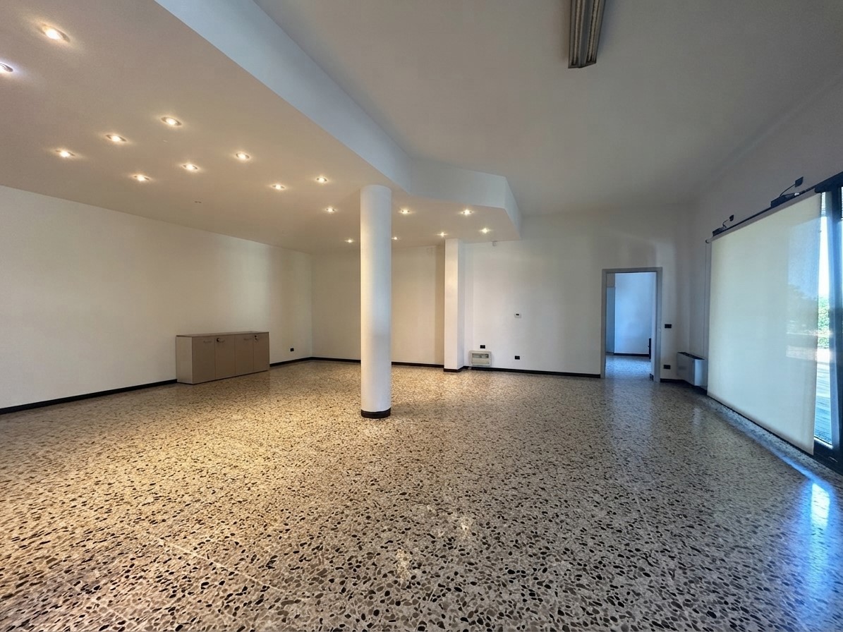 Ufficio con box doppio a Boschi Sant'Anna