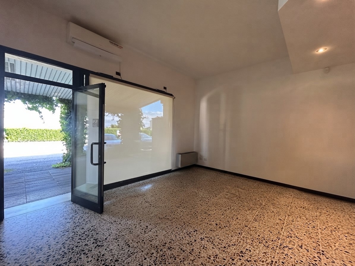 Ufficio con box doppio a Boschi Sant'Anna