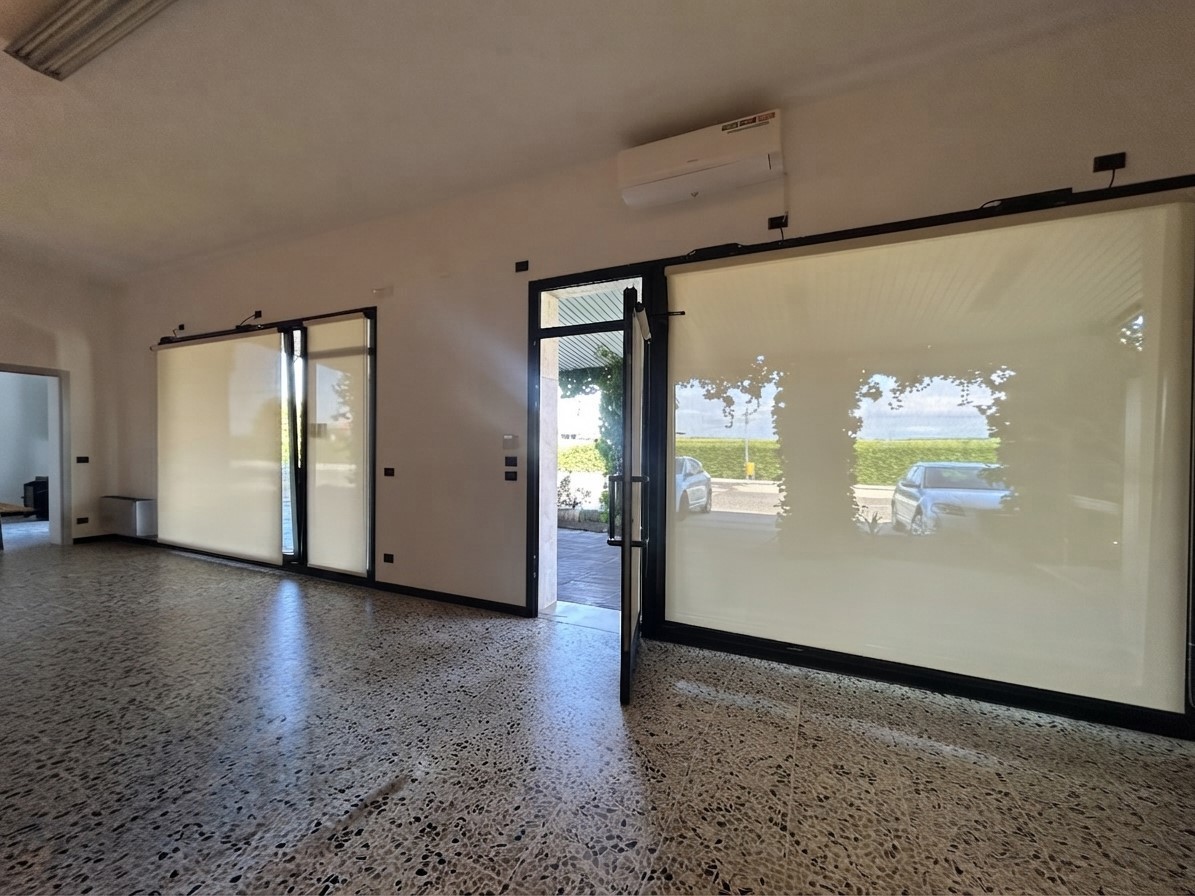 Ufficio con box doppio a Boschi Sant'Anna