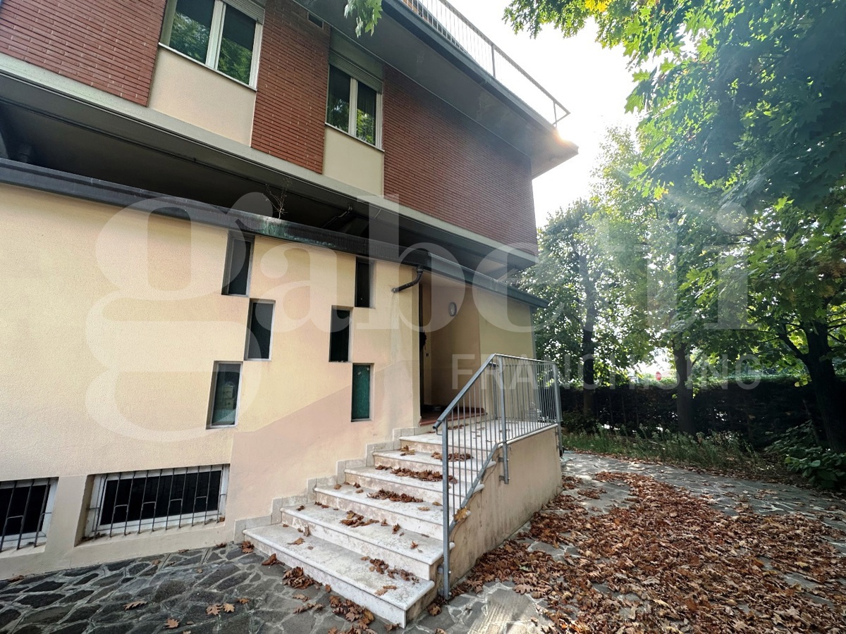 Stabile/Palazzo con box a Concesio