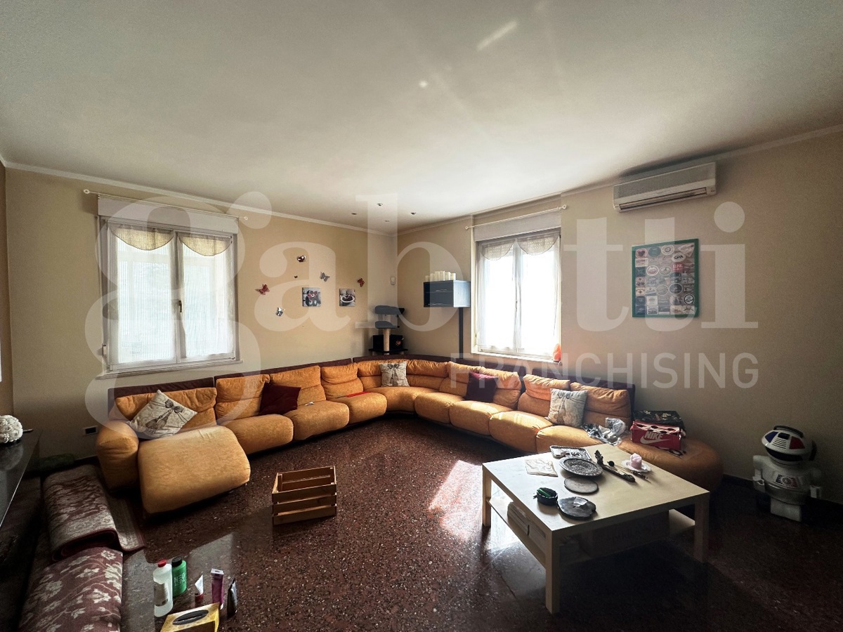 Stabile/Palazzo con box a Concesio