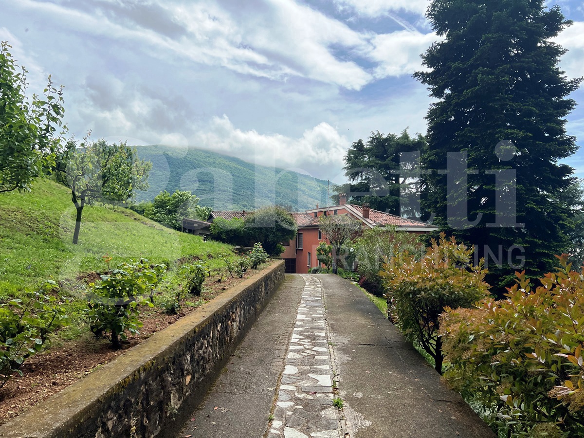 Villa con giardino a Nave