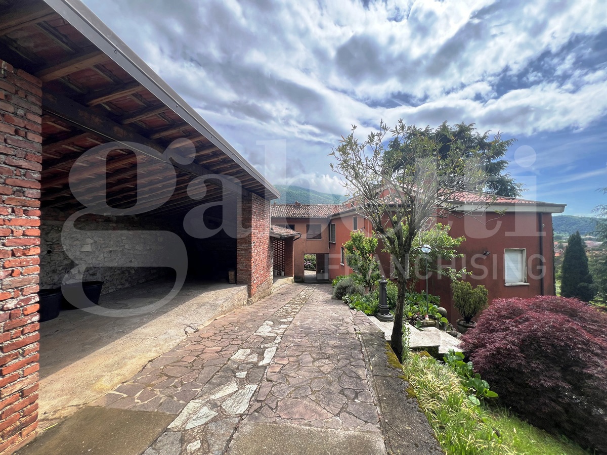Villa con giardino a Nave