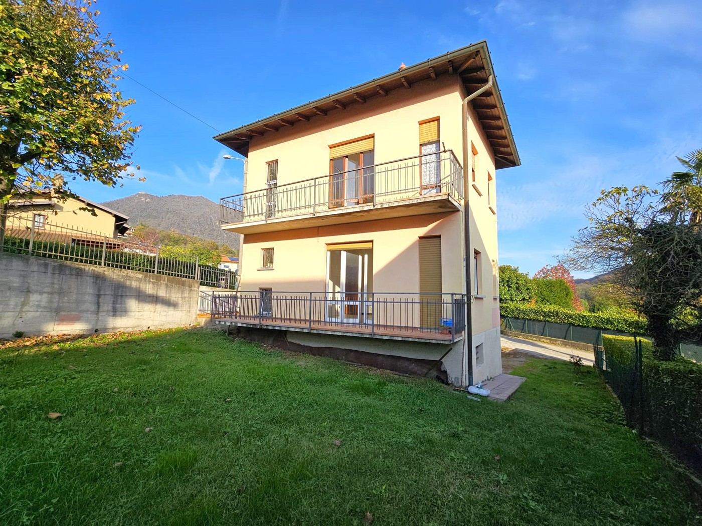 Casa indipendente con giardino a Laveno-Mombello