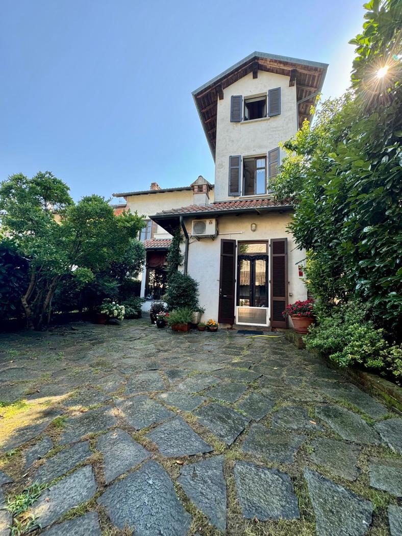 Villa con giardino a Mortara