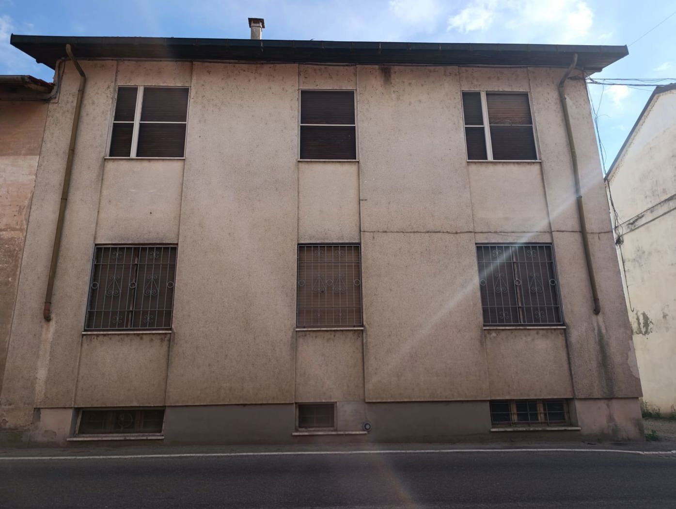 Stabile/Palazzo con box doppio a Breme