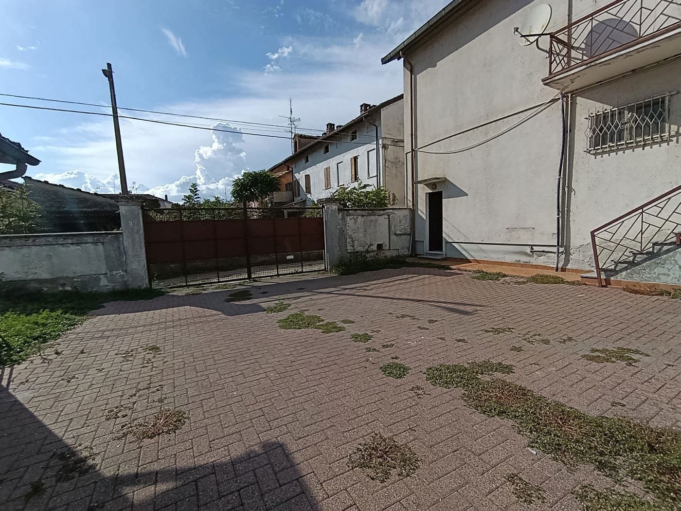 Stabile/Palazzo con box doppio a Breme