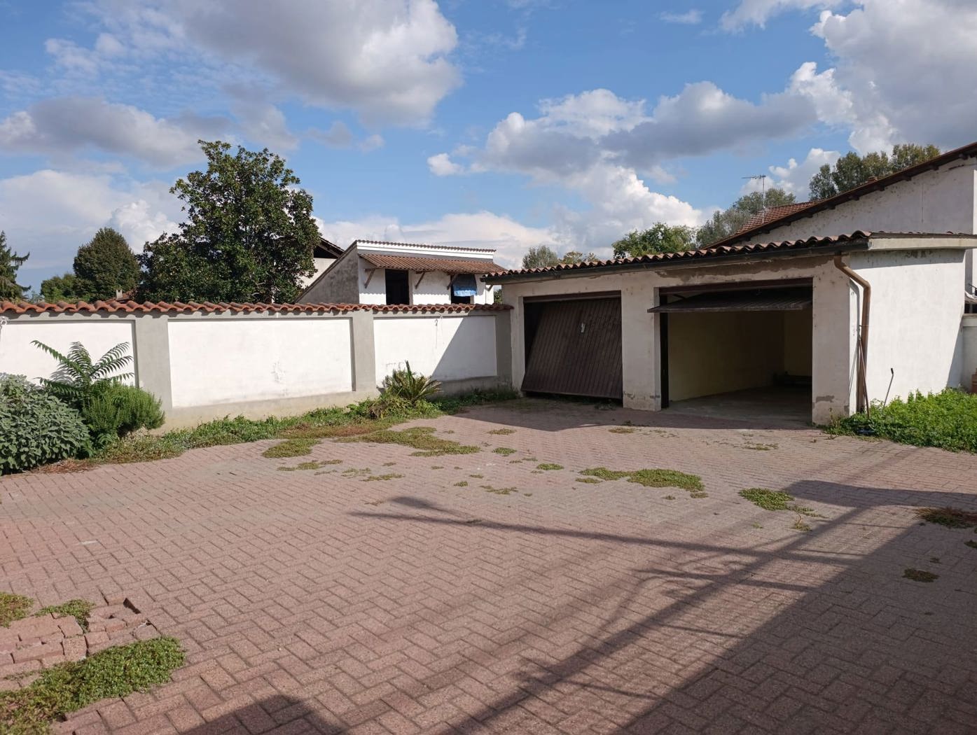 Stabile/Palazzo con box doppio a Breme