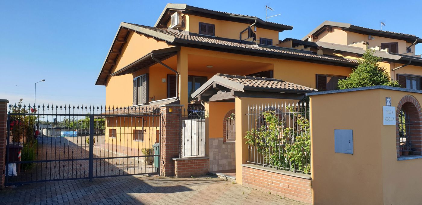 Villa con giardino a Mortara