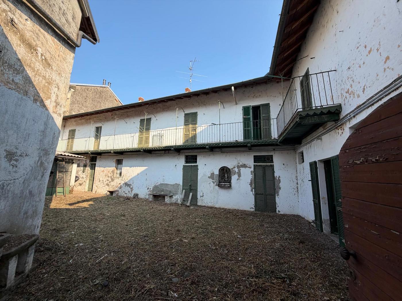 Stabile/Palazzo con giardino a Albonese