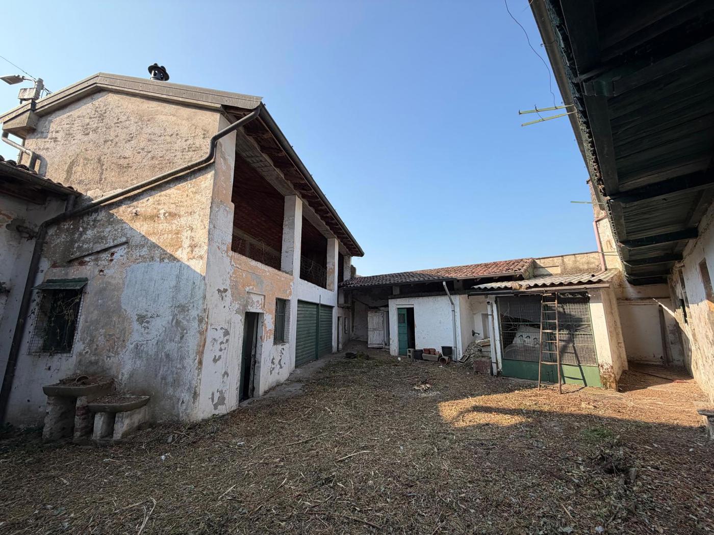 Stabile/Palazzo con giardino a Albonese
