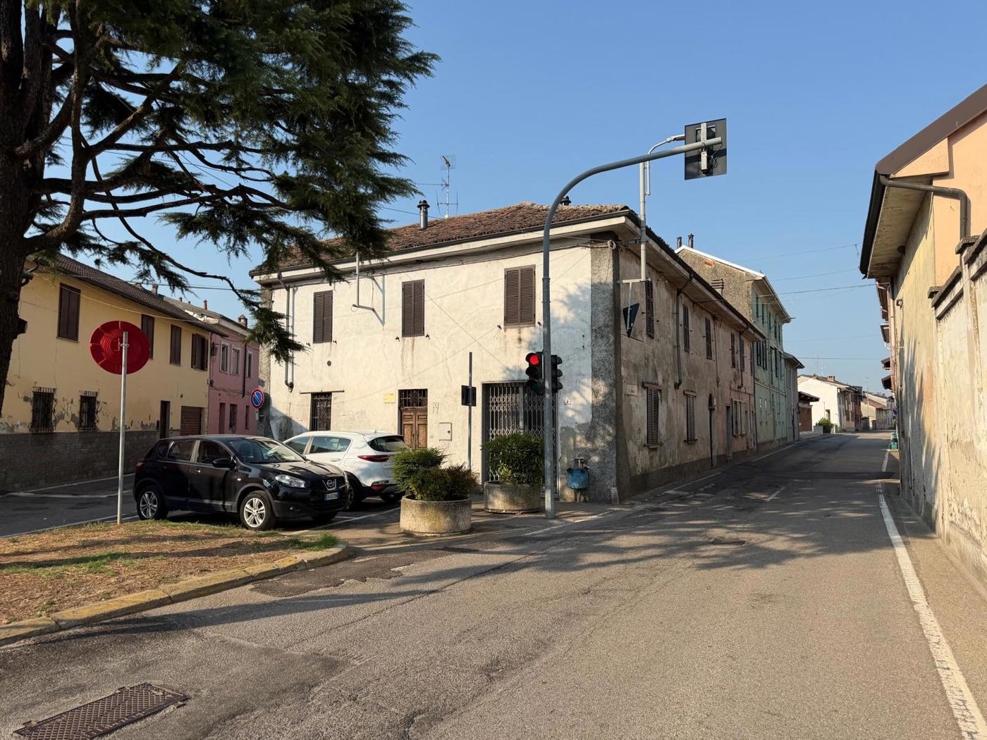 Stabile/Palazzo con giardino a Albonese