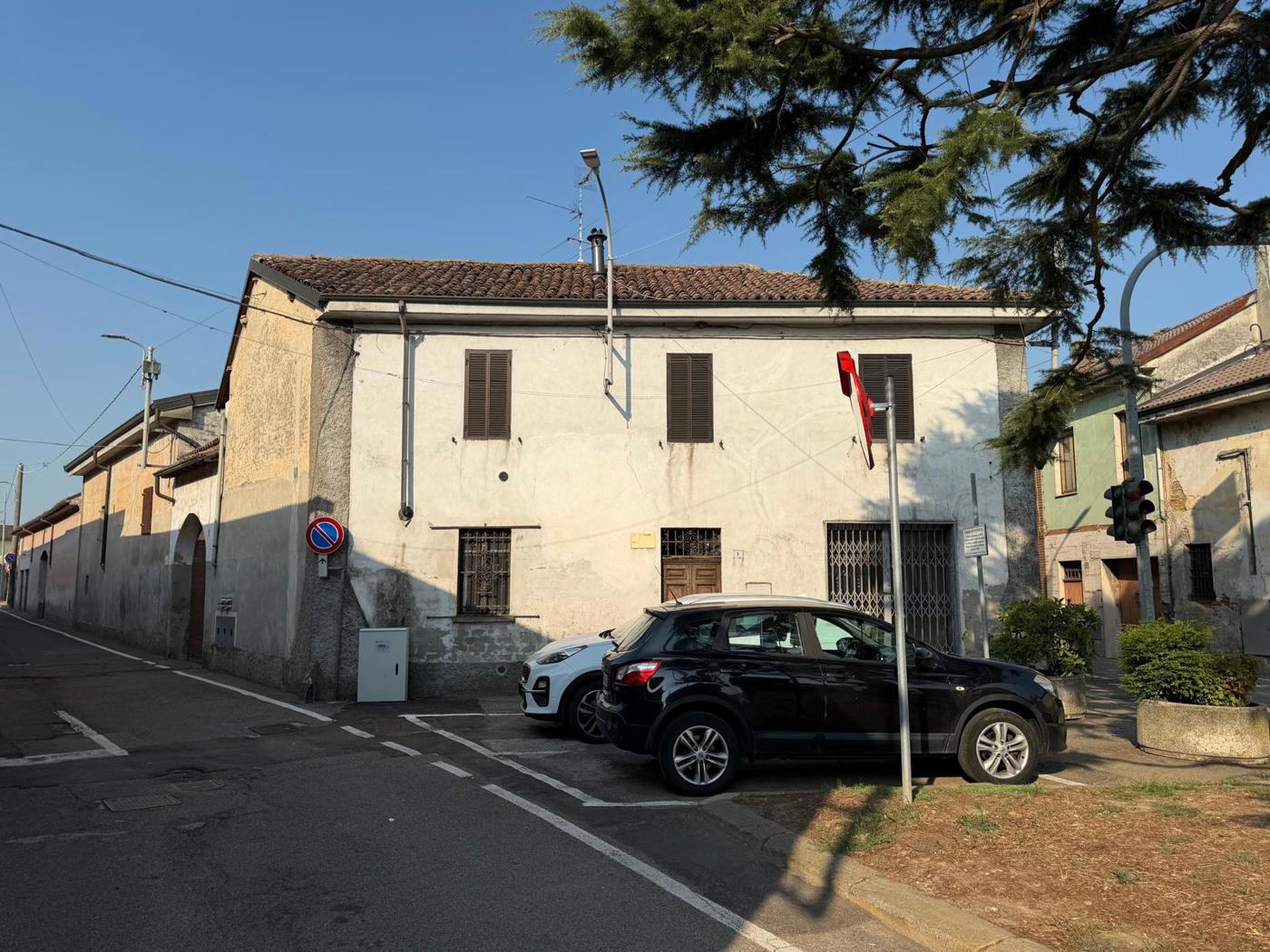 Stabile/Palazzo con giardino a Albonese