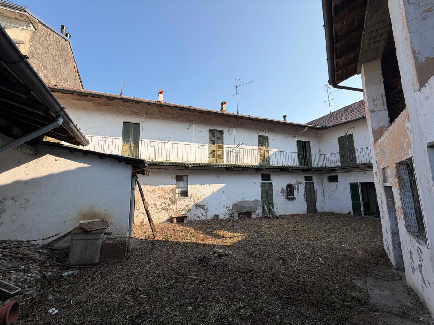 Stabile/Palazzo con giardino a Albonese