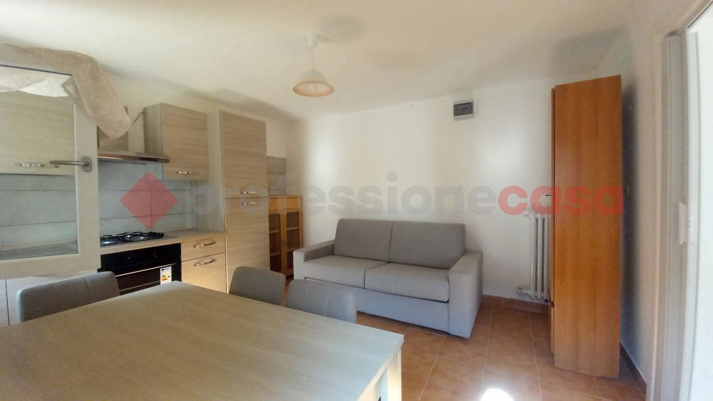 Monolocale arredato in affitto a Veronella