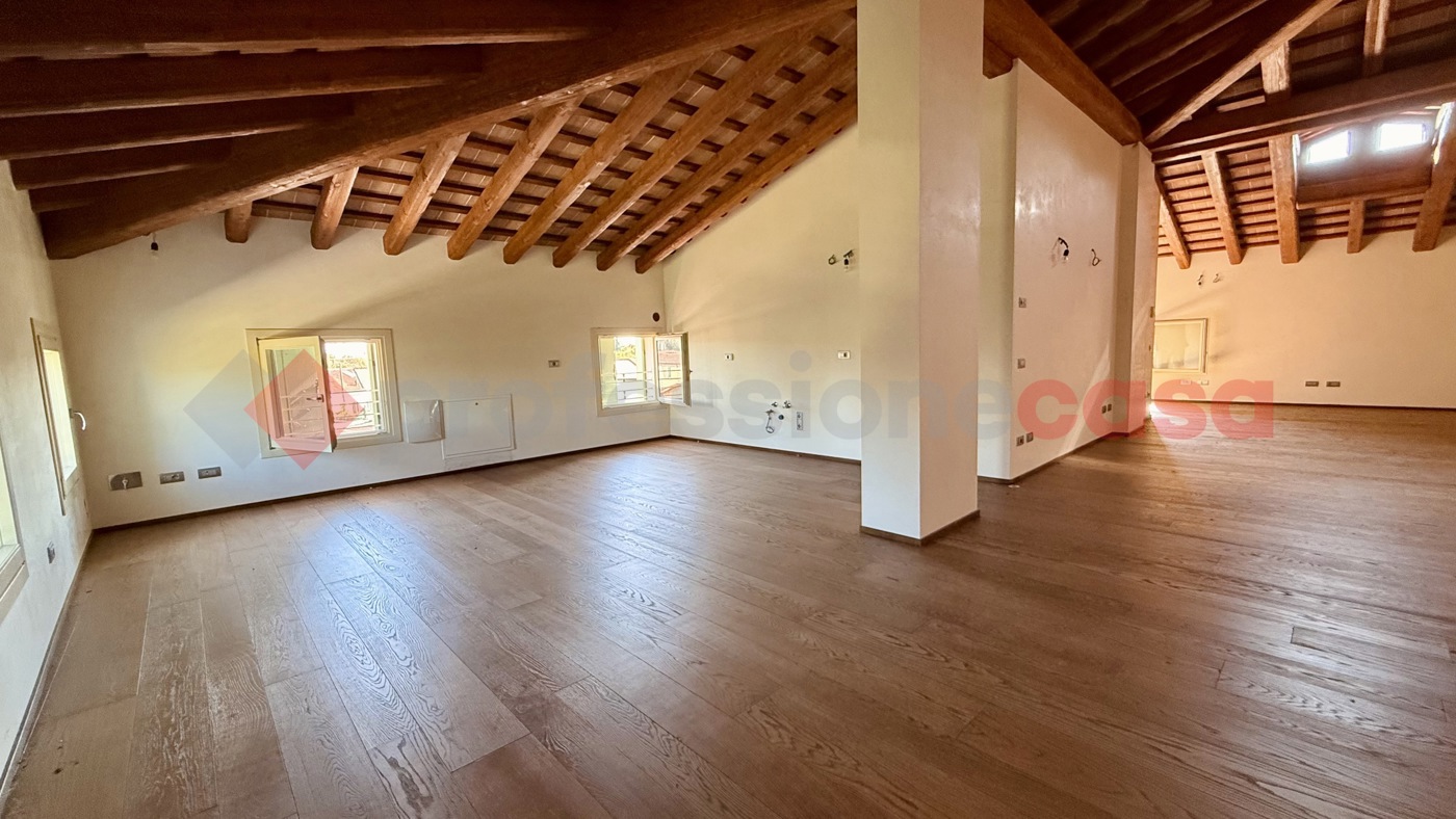 Attico ristrutturato a Stra