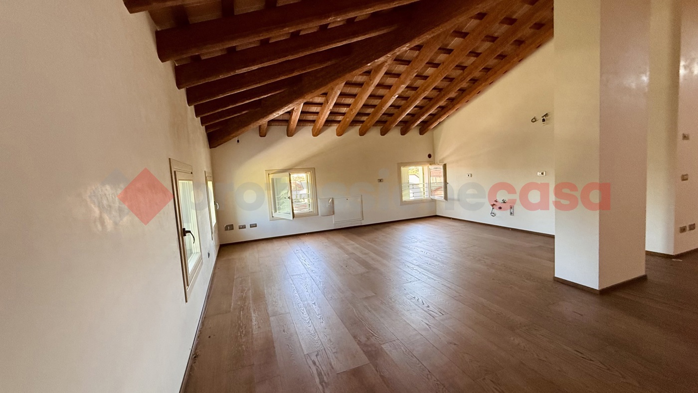 Attico ristrutturato a Stra