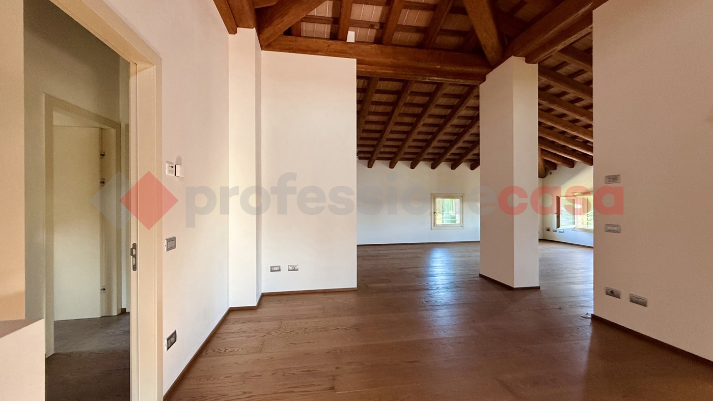 Attico ristrutturato a Stra