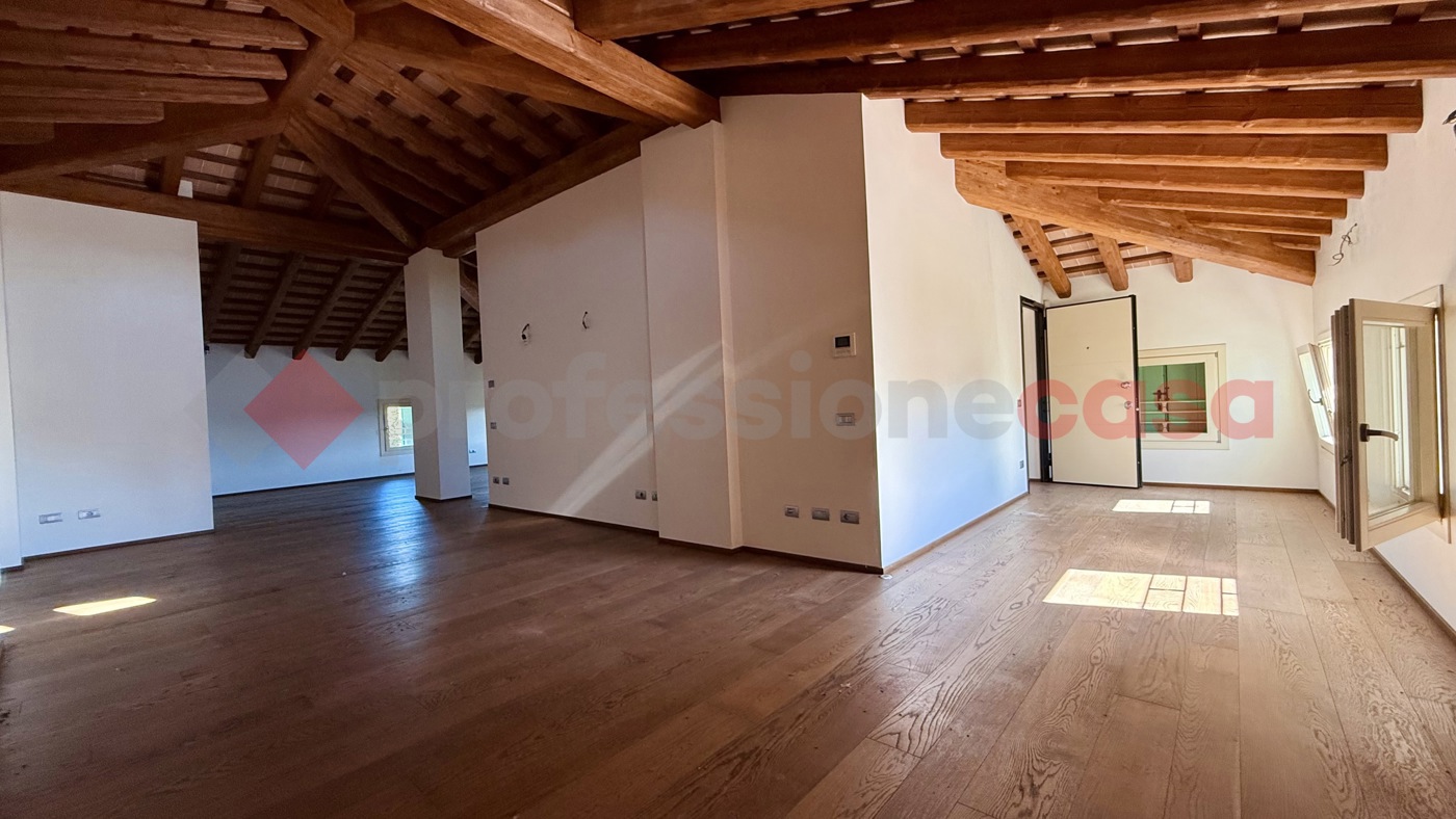 Attico ristrutturato a Stra