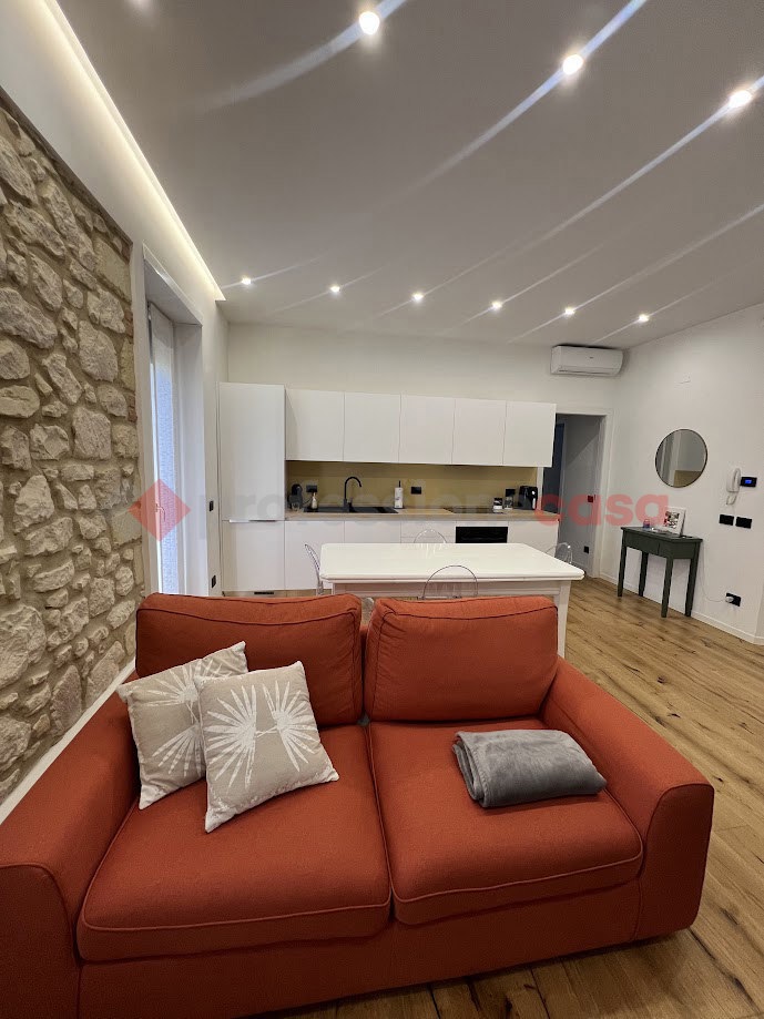 Trilocale arredato in affitto a Verona