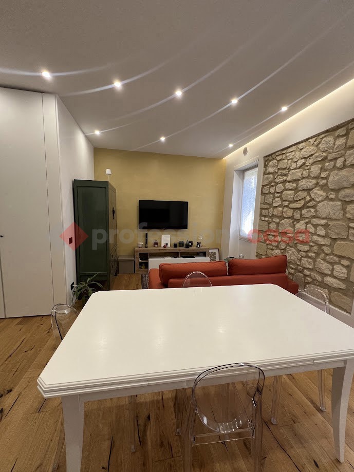 Trilocale arredato in affitto a Verona