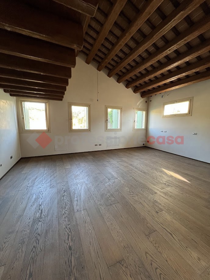 Trilocale con box doppio a Stra