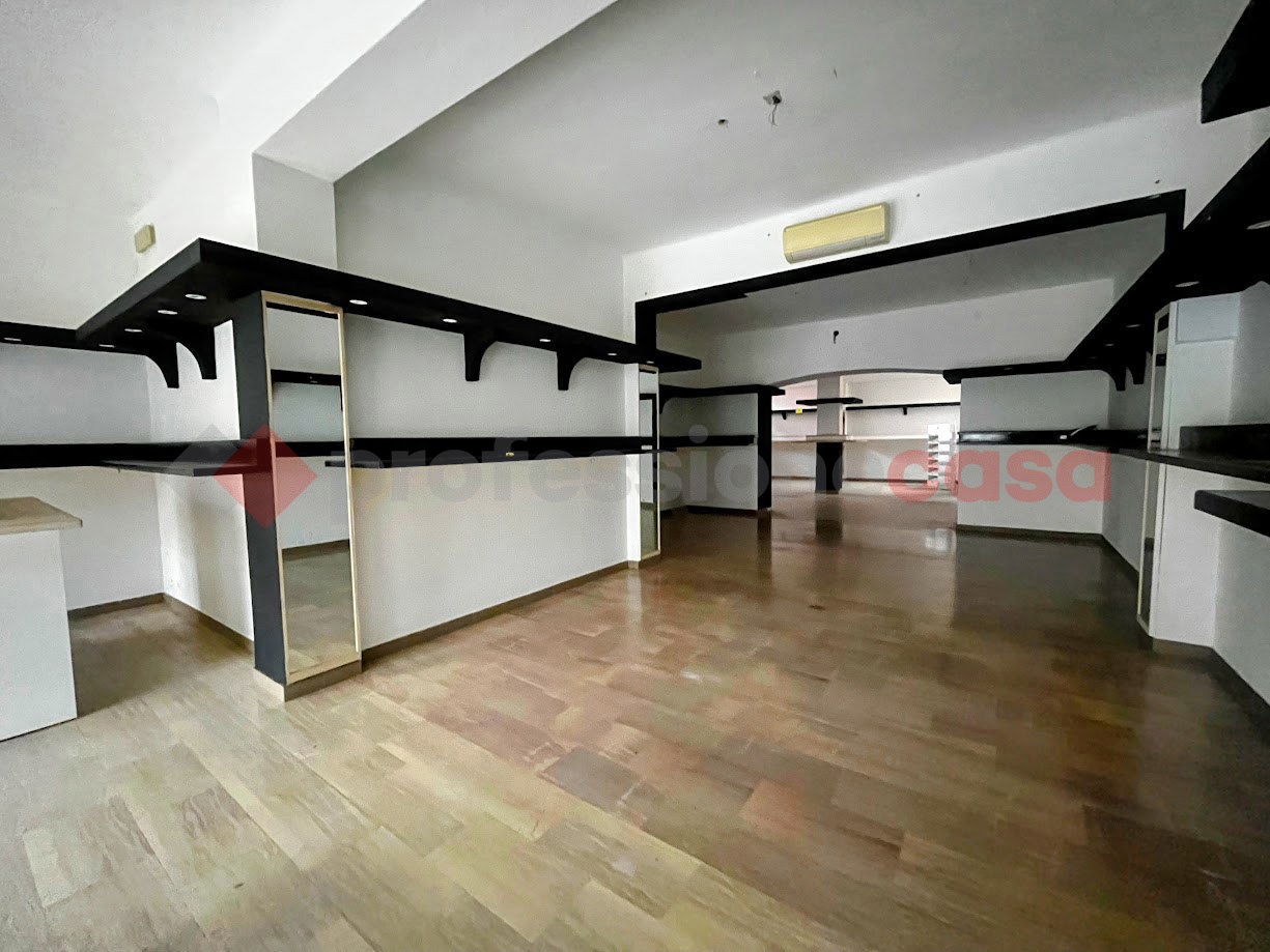 Negozio in affitto a Verona