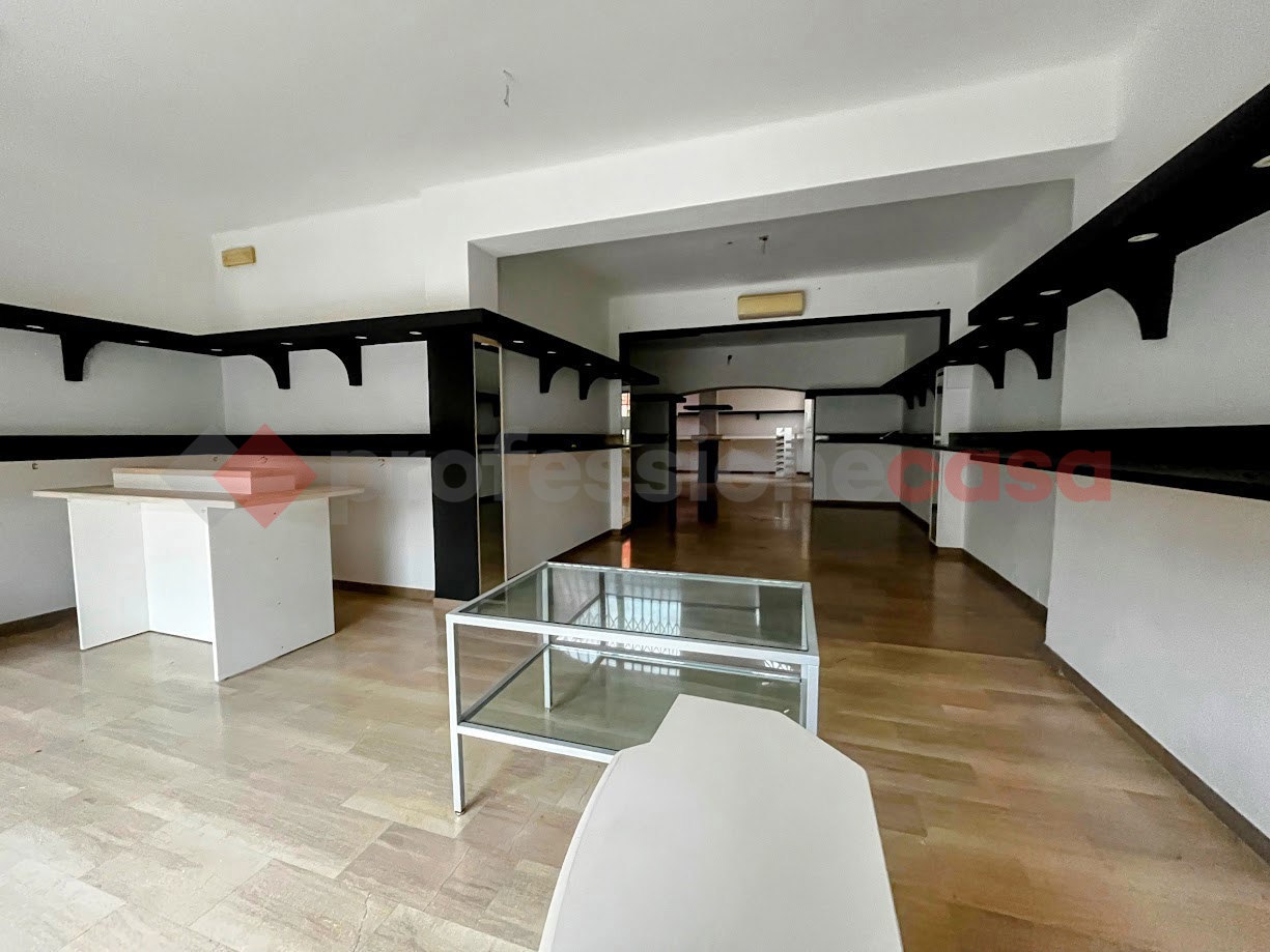 Negozio in affitto a Verona