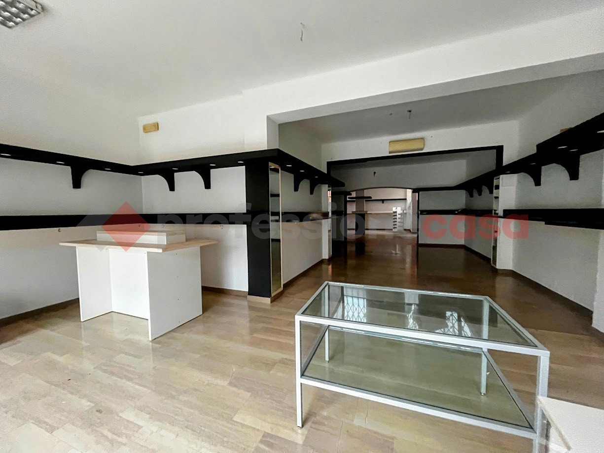 Negozio in affitto a Verona