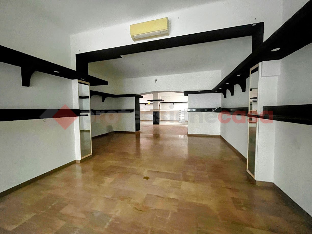 Negozio in affitto a Verona