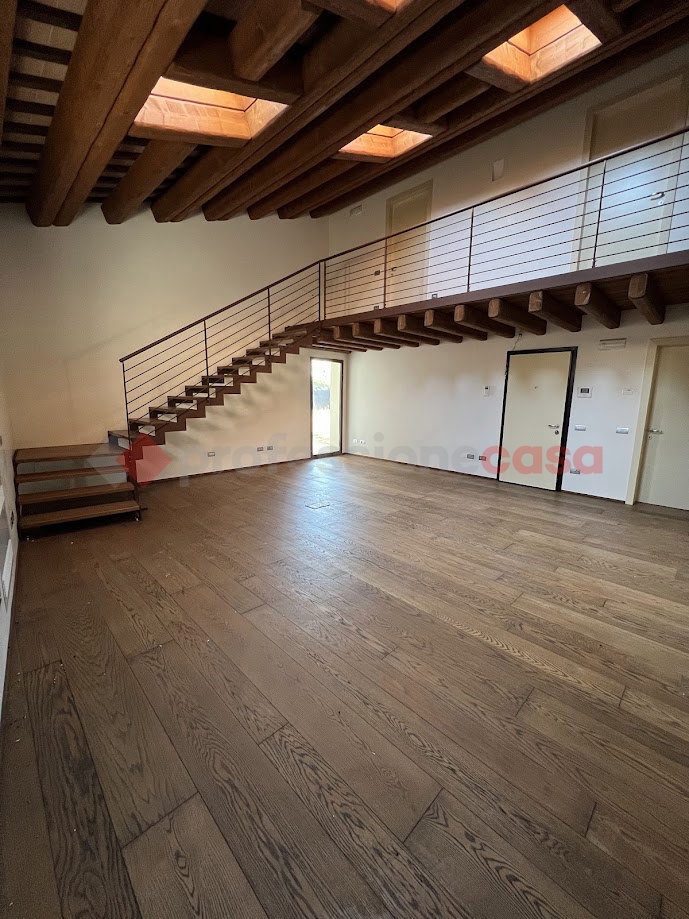 Casa indipendente con box doppio a Stra