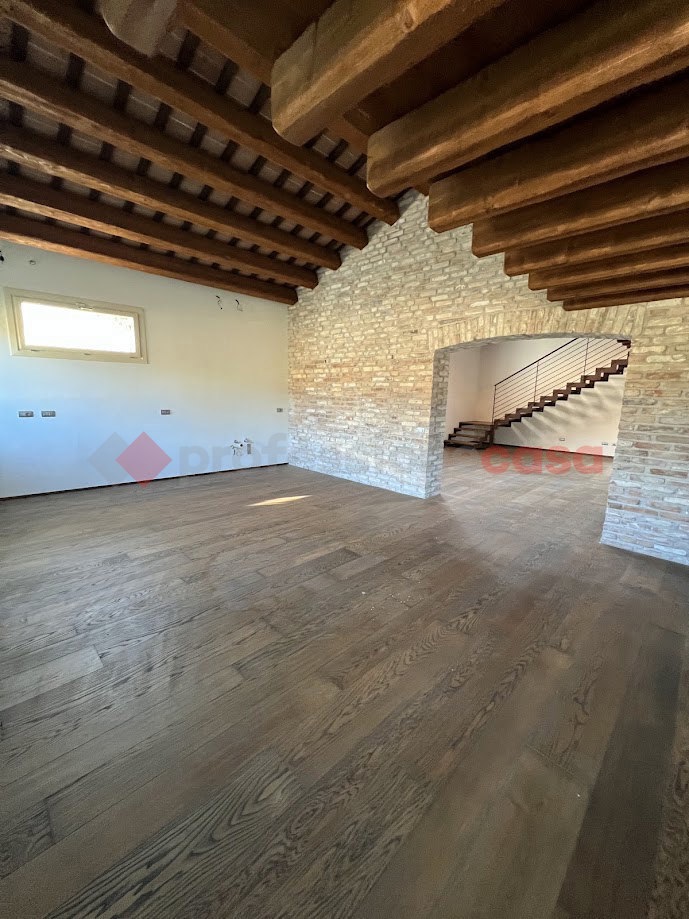 Casa indipendente con box doppio a Stra