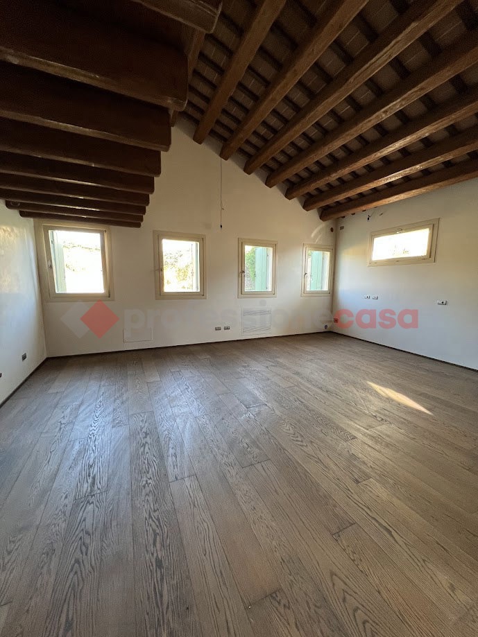 Casa indipendente con box doppio a Stra