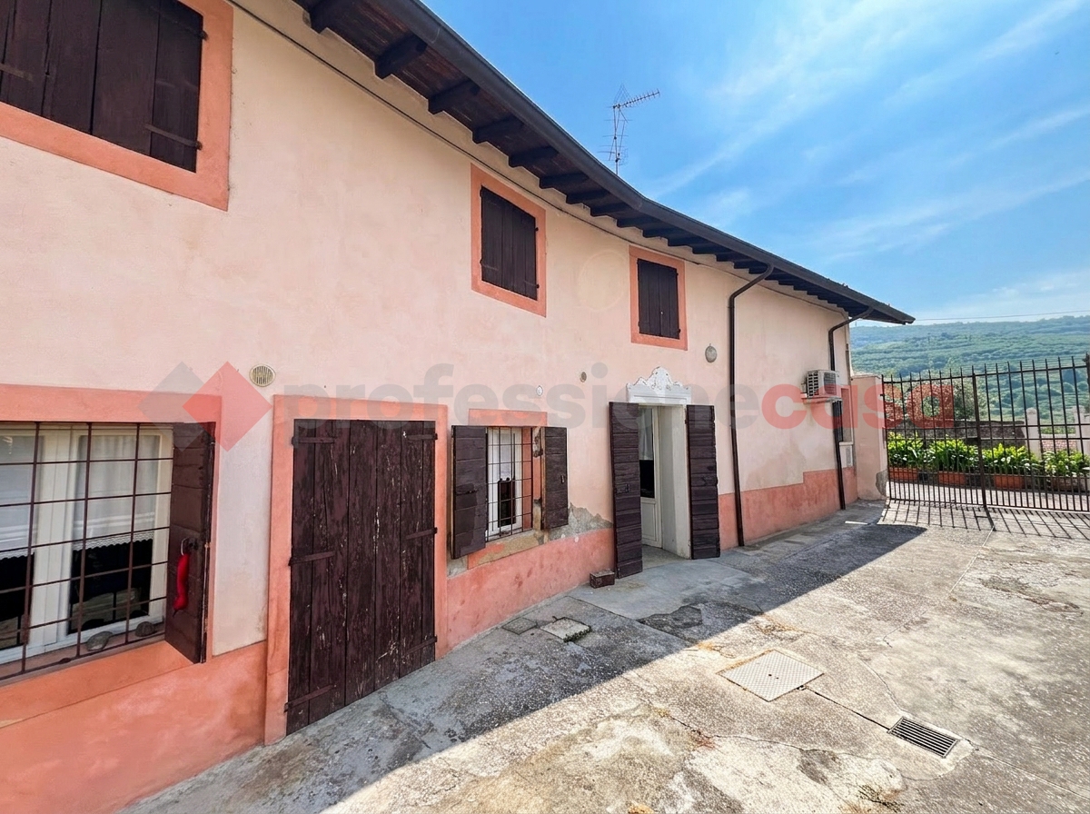 Casa indipendente con giardino a Verona