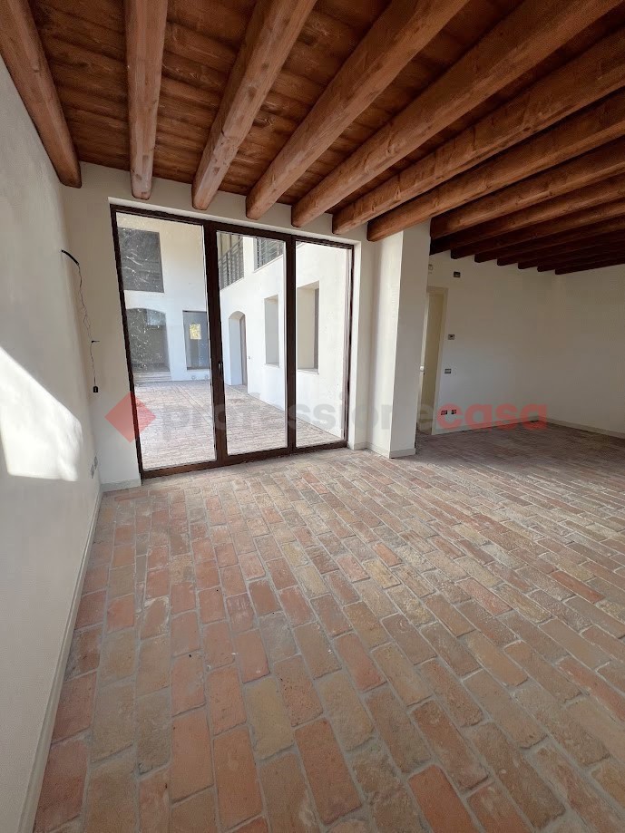 Casa indipendente con box doppio a Stra
