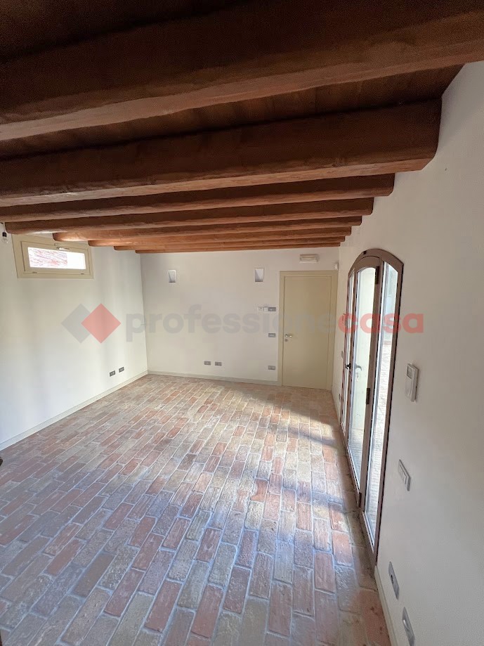 Casa indipendente con box doppio a Stra