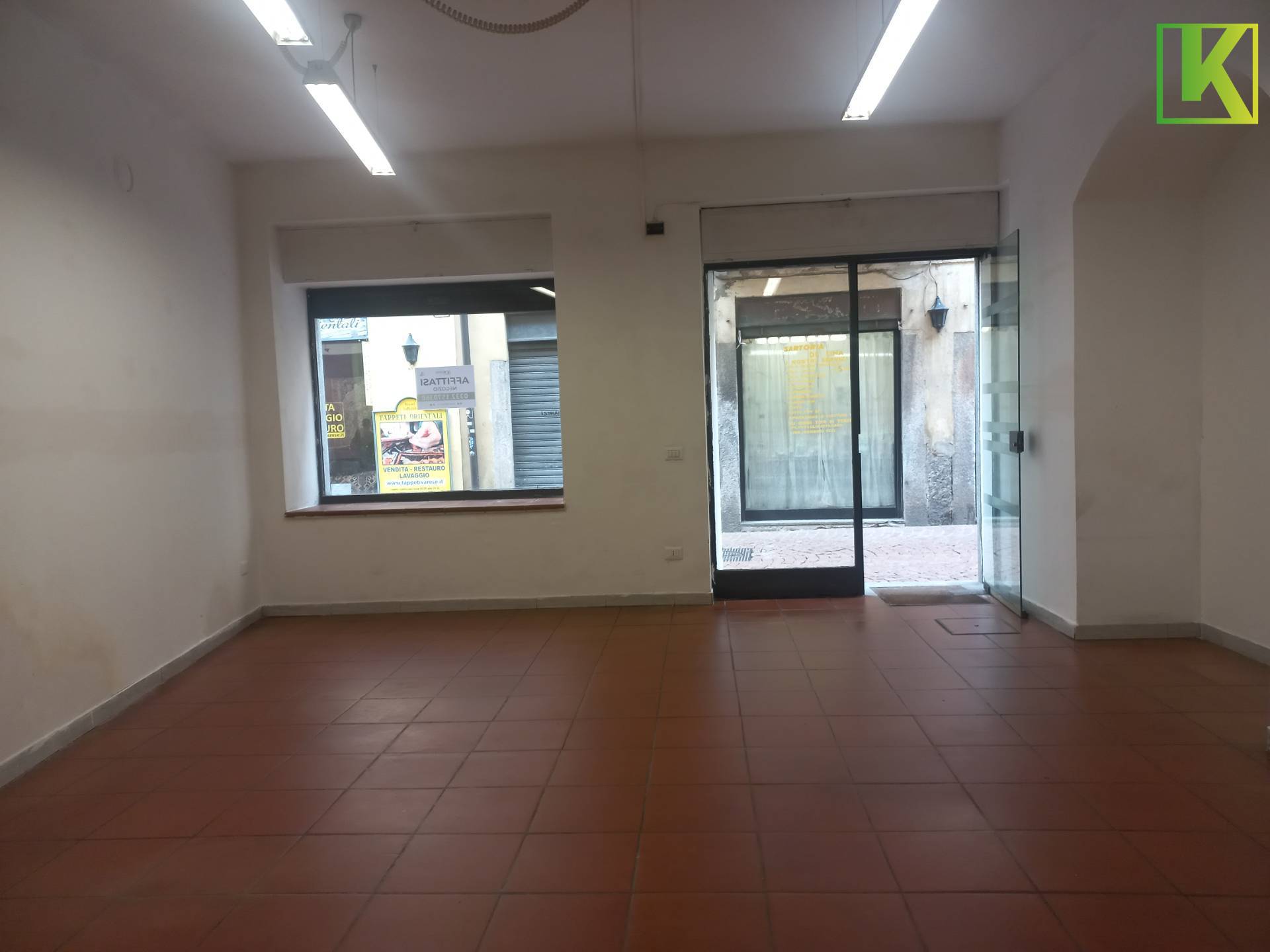 Locale commerciale in affitto a Varese, Belforte