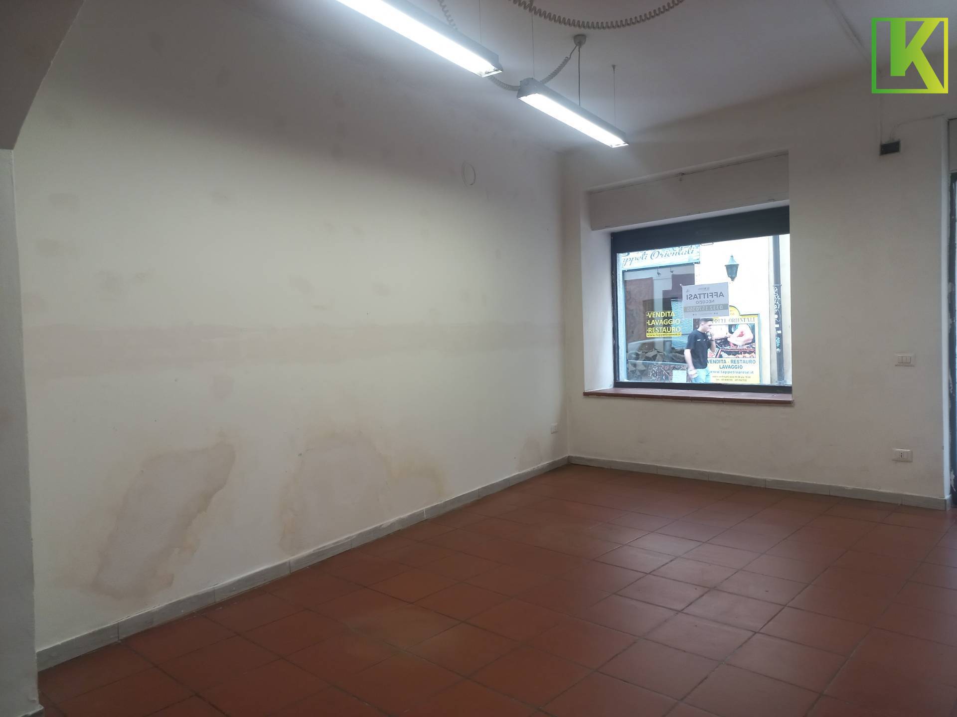 Locale commerciale in affitto a Varese, Belforte