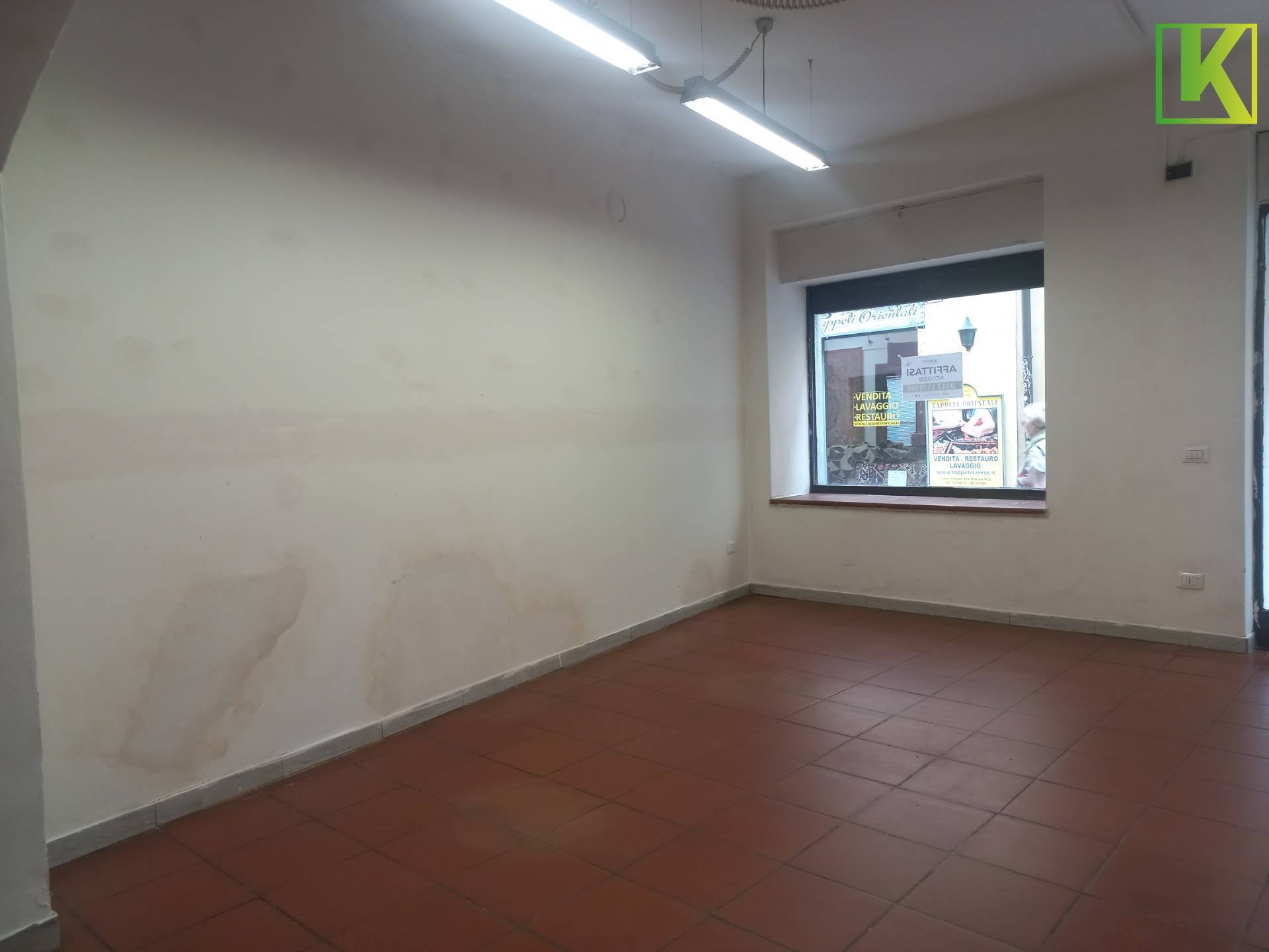 Locale commerciale in affitto a Varese, Belforte