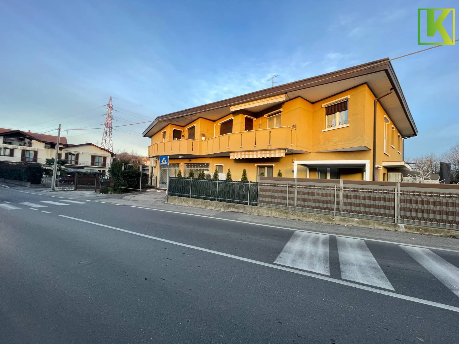 Locale commerciale in vendita a Varese, Bizzozzero