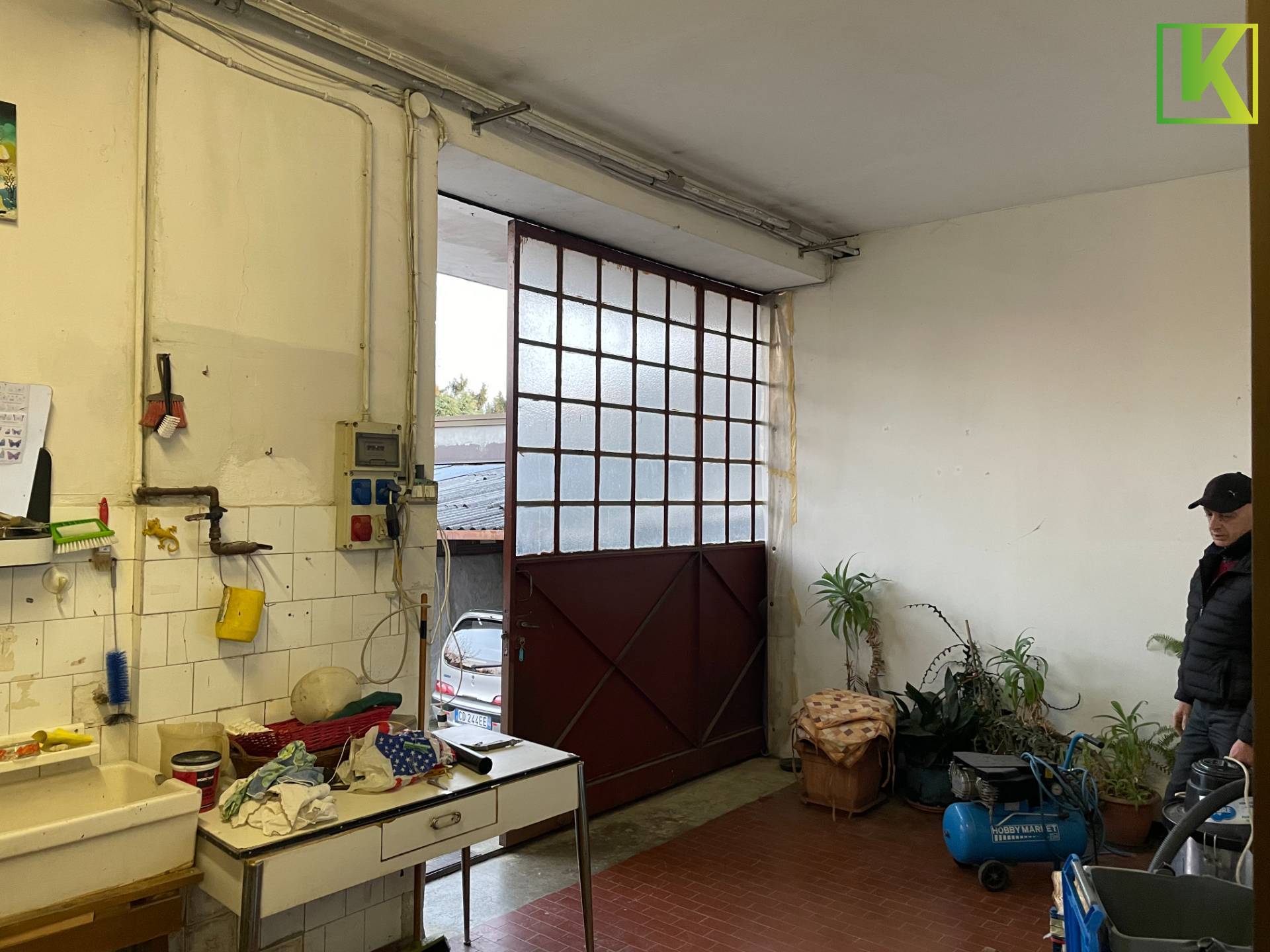 Locale commerciale in vendita a Varese, Bizzozzero