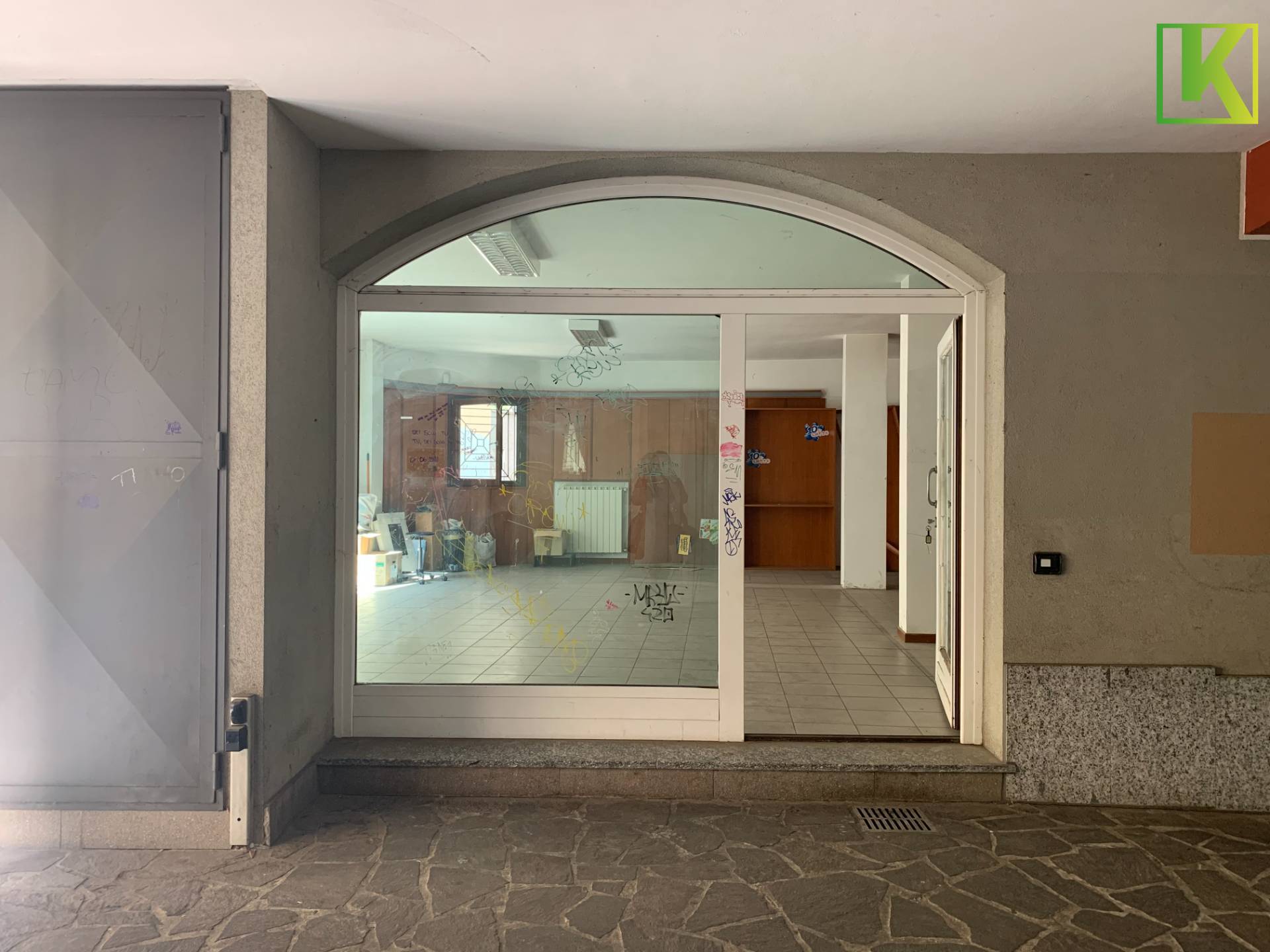 Locale commerciale in affitto a Saronno