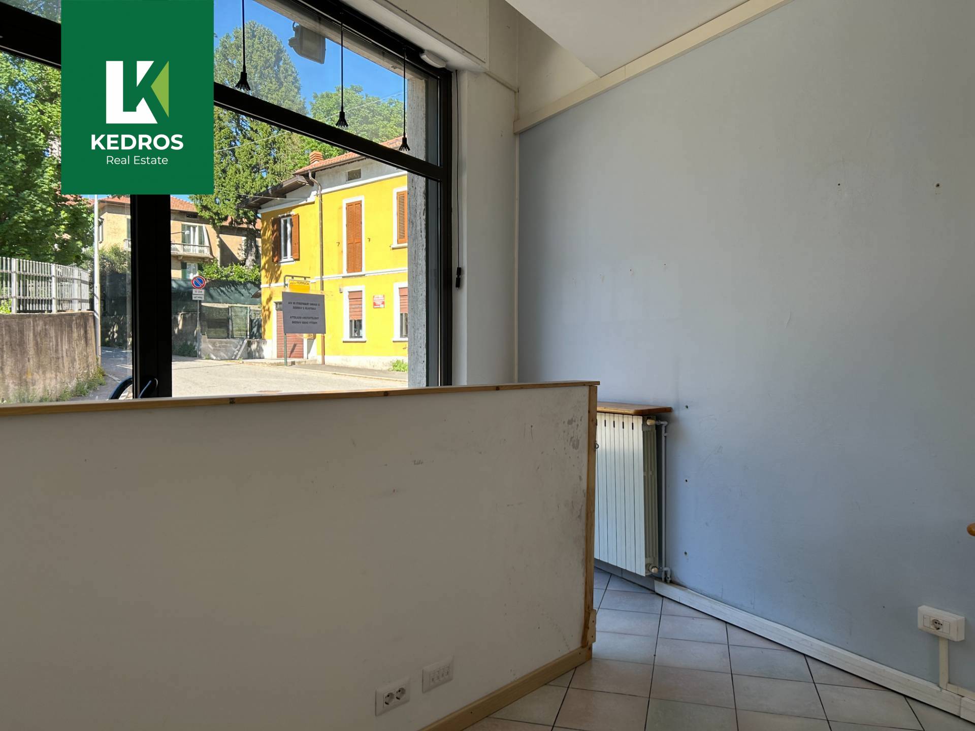 Locale commerciale in affitto a Varese, Casbeno